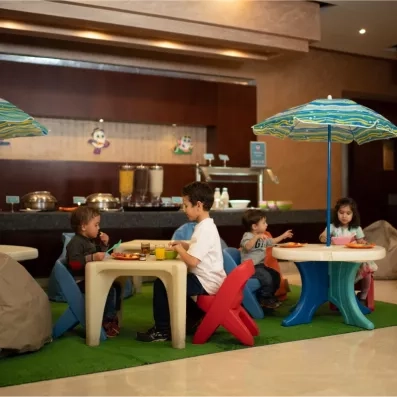 Buffet enfant et espace repas ludique au Mövenpick Waterpark Resort Soma Bay à Hurghada.