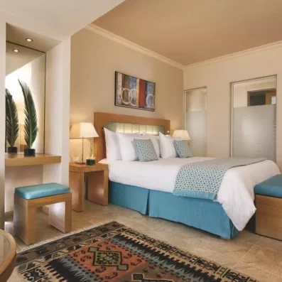 Chambre spacieuse et confortable au Mövenpick Soma Bay, parfaite pour un séjour détente à Hurghada.