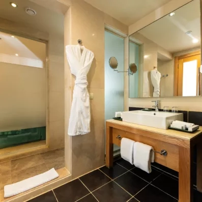 Salle de bain moderne et élégante du Mövenpick Waterpark Resort Soma Bay pour un voyage luxe.
