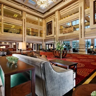Lobby luxueux du Mövenpick Waterpark Resort Soma Bay à Hurghada, parfait pour un séjour haut de gamme.