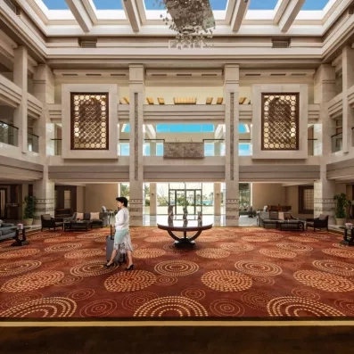 Réception spacieuse et élégante de l'hôtel Mövenpick Soma Bay, destination idéale pour des vacances en Égypte.