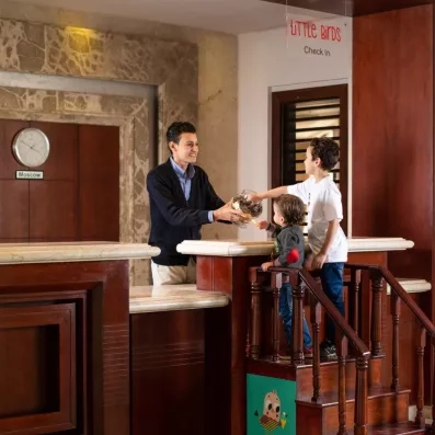 Check-in enfant personnalisé au Mövenpick Waterpark Resort Soma Bay, hôtel club familial privilégié à Hurghada.