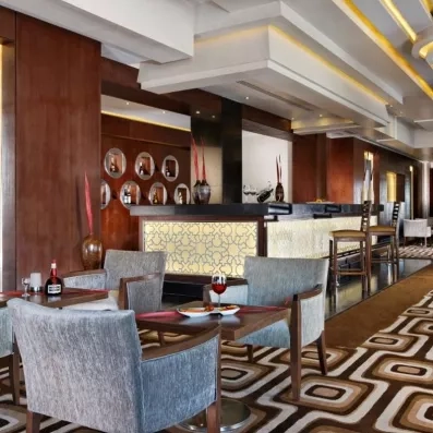 Bar lounge chic du Mövenpick Soma Bay à Hurghada, idéal pour un cocktail durant votre voyage.