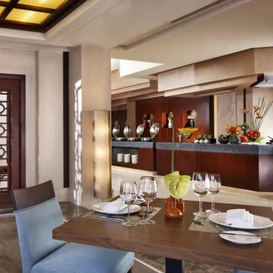 Table dressée avec élégance au restaurant gastronomique du Mövenpick Waterpark Resort, séjour luxe en Égypte.