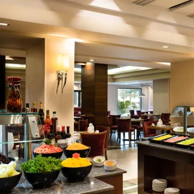 Buffet varié et frais du restaurant de l'hôtel Mövenpick Soma Bay, séjour club tout compris idéal.