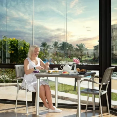 Petit-déjeuner avec vue panoramique sur les jardins au Mövenpick Waterpark Resort, vacances détente à Hurghada.