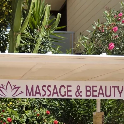 Un accès aux massages et aux soins, est installée devant une végétation luxuriante et fleurie.