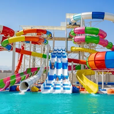 Grands toboggans aquatiques colorés du parc aquatique Mövenpick Waterpark Resort Soma Bay à Hurghada.