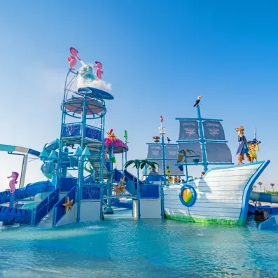 Aire de jeux aquatique thématique bateau pirate au Mövenpick Waterpark Resort Soma Bay, Hurghada.