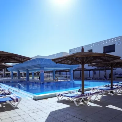 piscine extérieur, avec terrasse bar au milieu, transats, parasols, soleil 