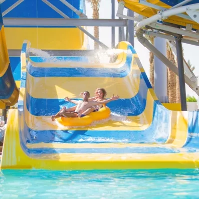 des personnes qui glissent sur le toboggan en bouées