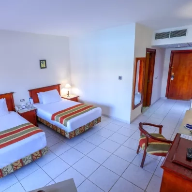 chambre avec deux lits une place séparé d'une table de nuit, coiffeuse, Mirror 