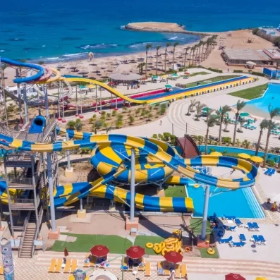 vue toboggan, piscines, plage sable fin, palmiers, parasols, transats, vue mer