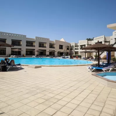 piscine extérieur de l'hôtel, transats, parasols, bâtiment de l'hôtel  