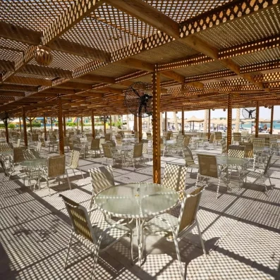 terrasse extérieur avec tables et chaises, toit en bois pour l'ombre