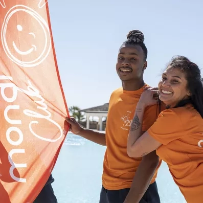 Animateurs souriants du Mondi Club accueillant les vacanciers au Zita Beach Resort.