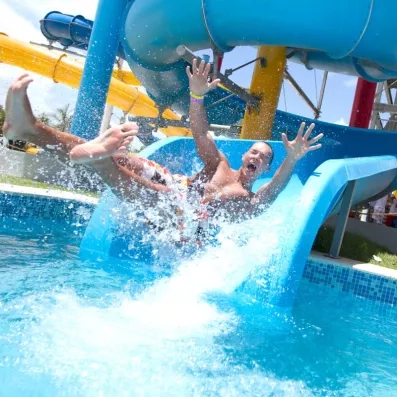 toboggan pour les enfants et les adultes, jeune homme qui glisse dans la piscine, il a l'air de passer un bon moment