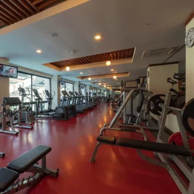 salle de fitness avec machines et équipements