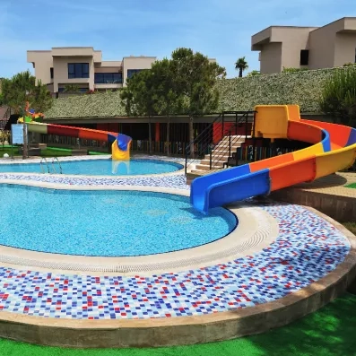 pataugeoire avec toboggan pour enfant