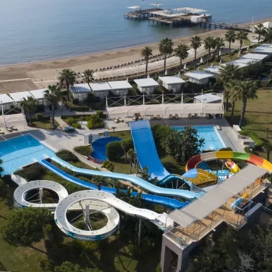 piscine avec différents toboggans