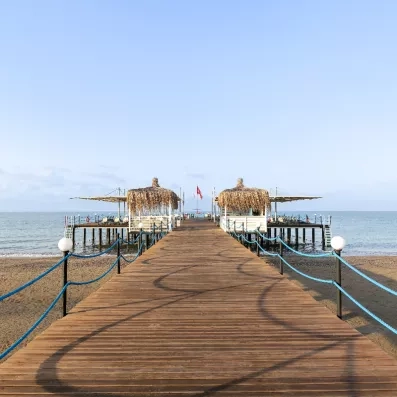 ponteau en bois sur la plage 