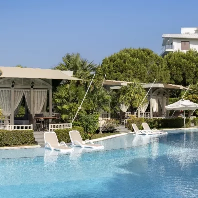 piscine extérieur avec des transats