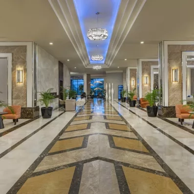 grand hall d'entrée avec des fauteuils