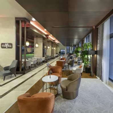 bar intérieur avec des poufs et des fauteuils