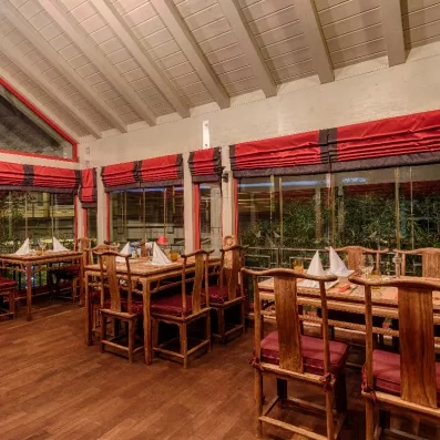 salle de restaurant en bois 