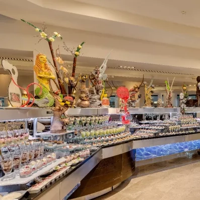 Un comptoir de buffet varié dans le restaurant de l’hôtel