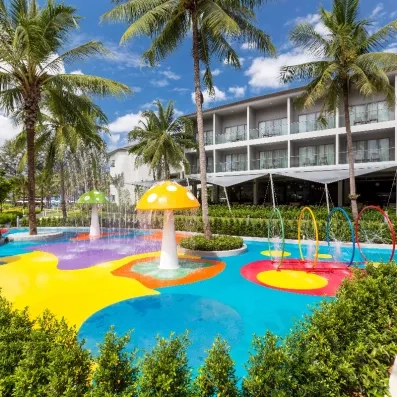 Un espace de jeux aquatiques pour enfants avec des jets d'eau.