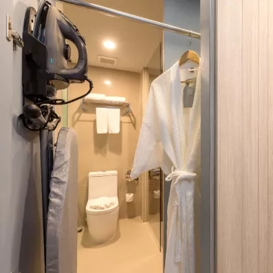 Des équipements avec un fer à repasser, un peignoir et un accès direct à la salle de bain.