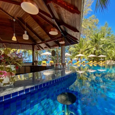 Un bar de piscine, permettant de boire un verre en restant dans l'eau.