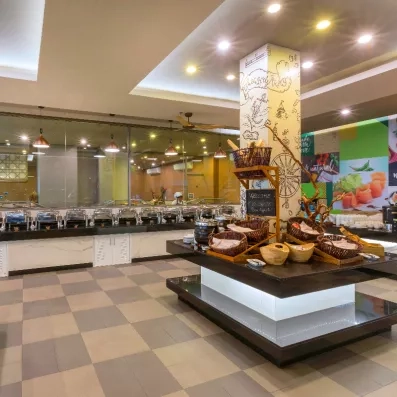 Un buffet spacieux et moderne présentant une large sélection de plats sous des éclairages soignés.