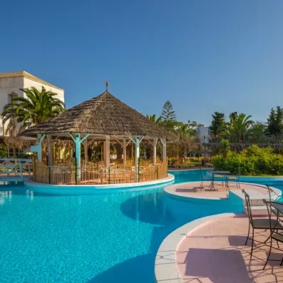 piscine extérieure avec tables et chaises 