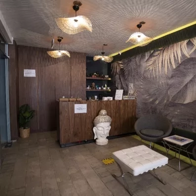 Le comptoir de réception en bois du spa dans une atmosphère apaisante.