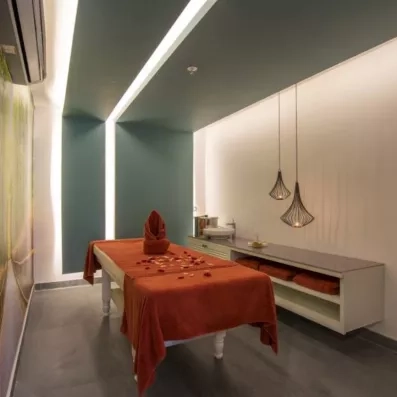 Une salle de soin qui dispose d'une table de massage, prête pour un moment de relaxation.
