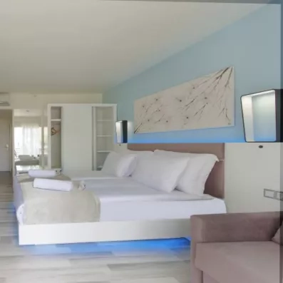 Une chambre moderne, mis en valeur par une décoration murale florale.