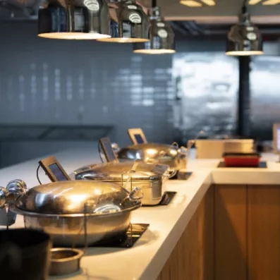 Un plan rapproché du comptoir de buffet avec différents plats chauds.