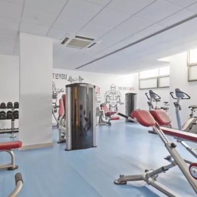 salle de fitness avec machines et équipements