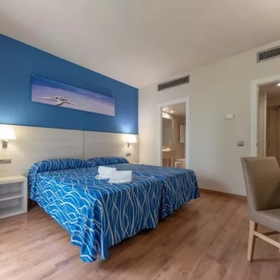 chambre avec un grand lit