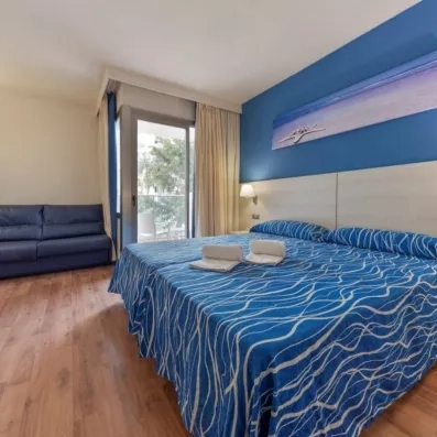 chambre avec un grand lit double