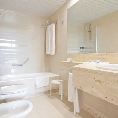 salle de bain avec baignoire