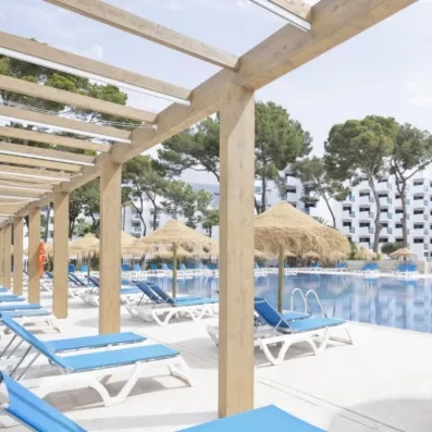 piscine extérieur avec des transats