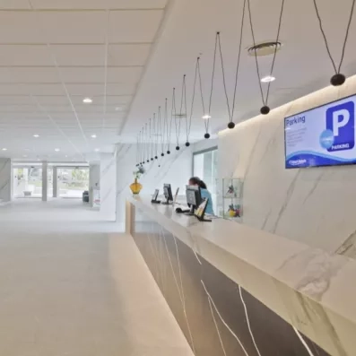 réception de l'hôtel avec un comptoir