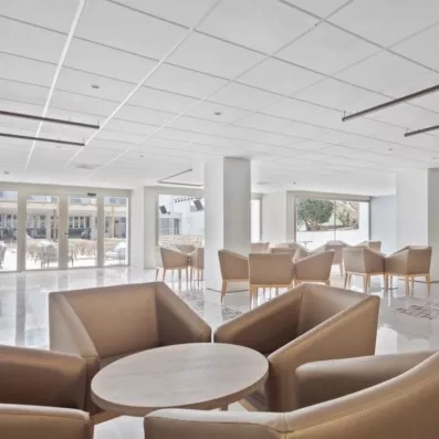 espace de repos avec canapé au sein du hall d'entrée 