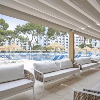 restaurant sur la terrasse avec des canapés