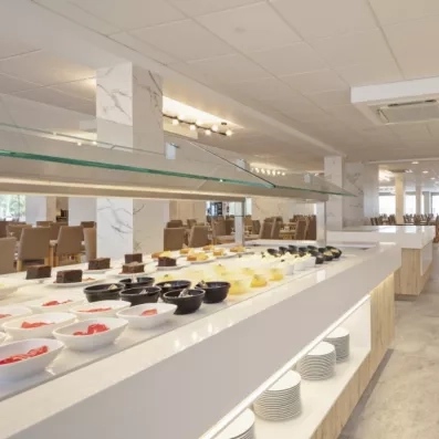 buffet en long du restaurant principal