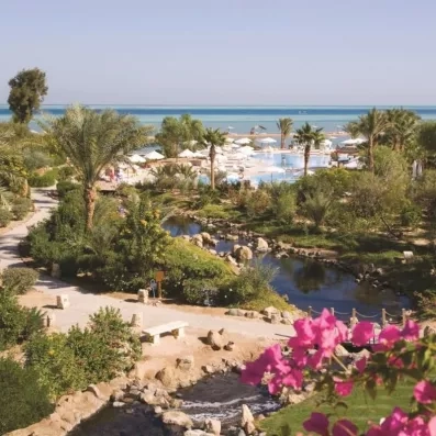 Vue panoramique sur les jardins tropicaux, lagunes et plage privée du Mövenpick Resort à El Gouna.
