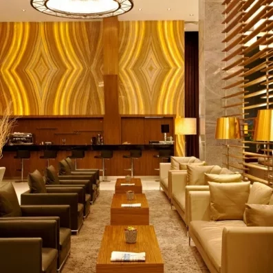 hall d'entrée avec bar et coin salon avec des canapés